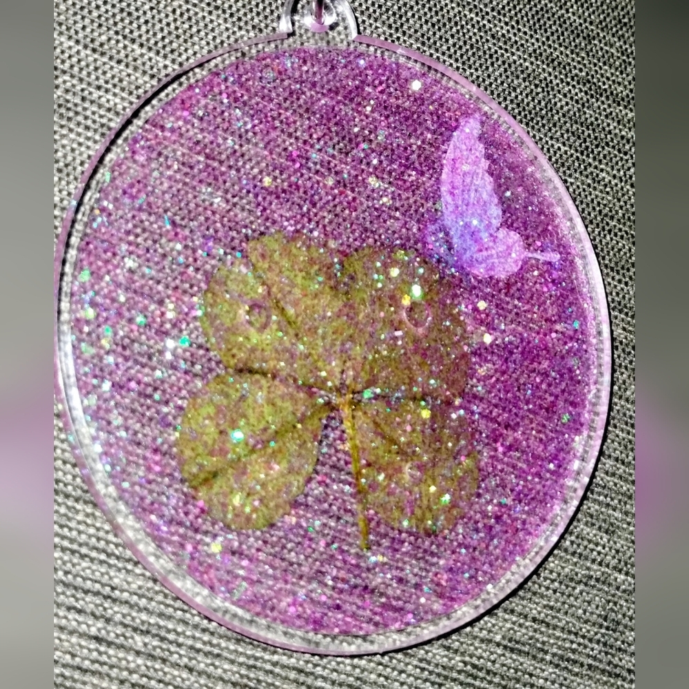Real 4-Leaf Clover Keychain Good Luck Pressed Clover 2.5" with Butterfly Accent - Picture 10 of 11